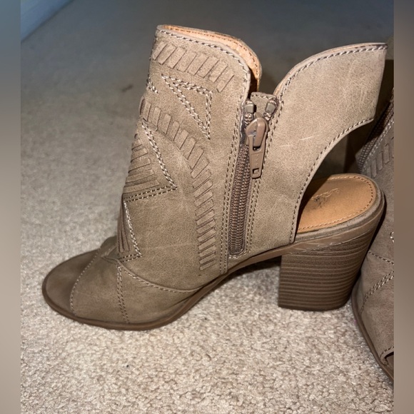 Heels - Picture 2 of 7